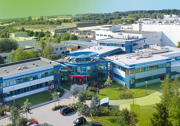 Bürogebäude mit blauem Dach und verschiedenen Bürokomplexen von oben fotografiert